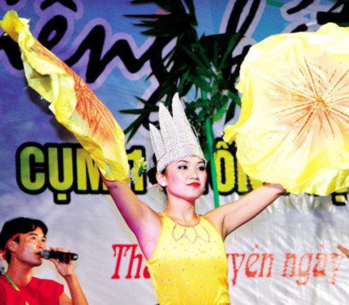 Phạm nhân Vũ Thị Kim Anh trong một điệu múa tại Hội diễn “Tiếng hát tình đời” ở trại giam Phú Sơn 4.